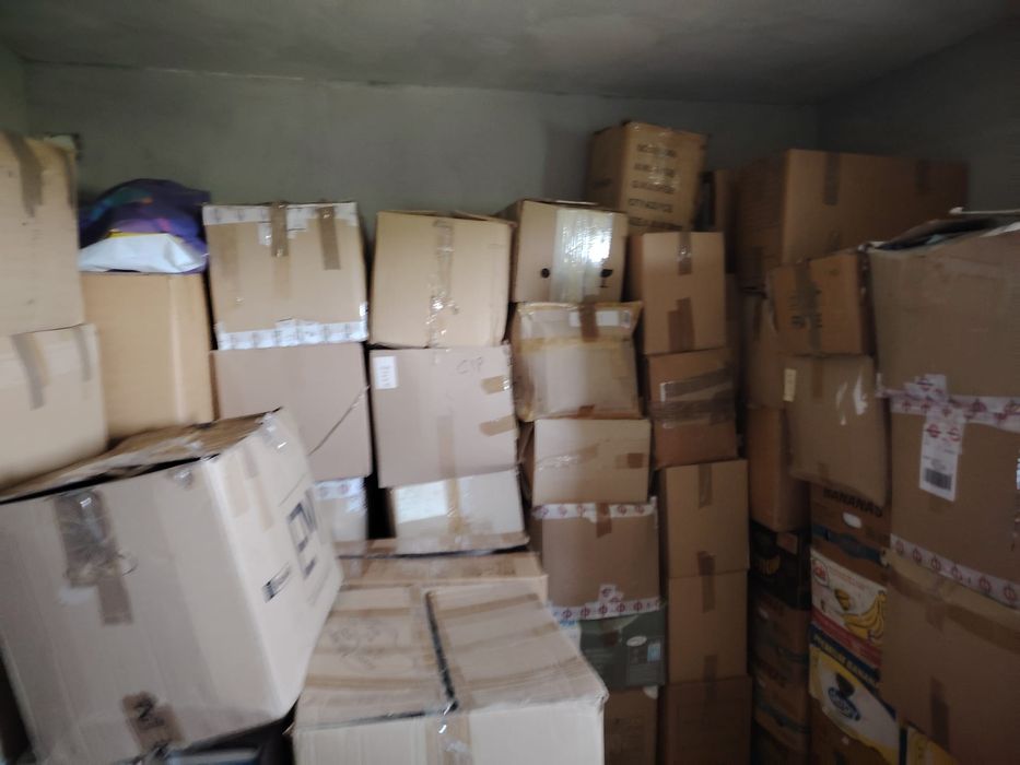 Stocuri de ață, fermoare ,nasturi, umerașe, haine firmate