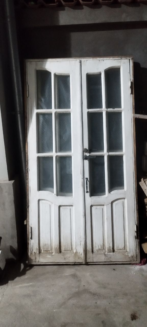 4 ta rom 2 ta ikki tabaqali eshik bor