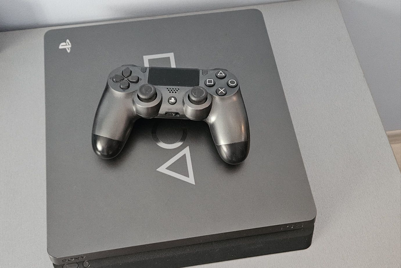 Playstation 4 slim: days of play limited edition