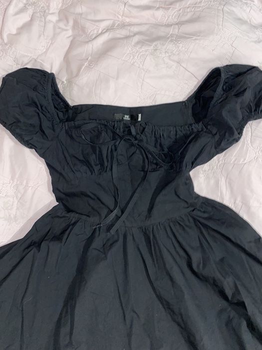 Стильное чёрное платье с пышными рукавами