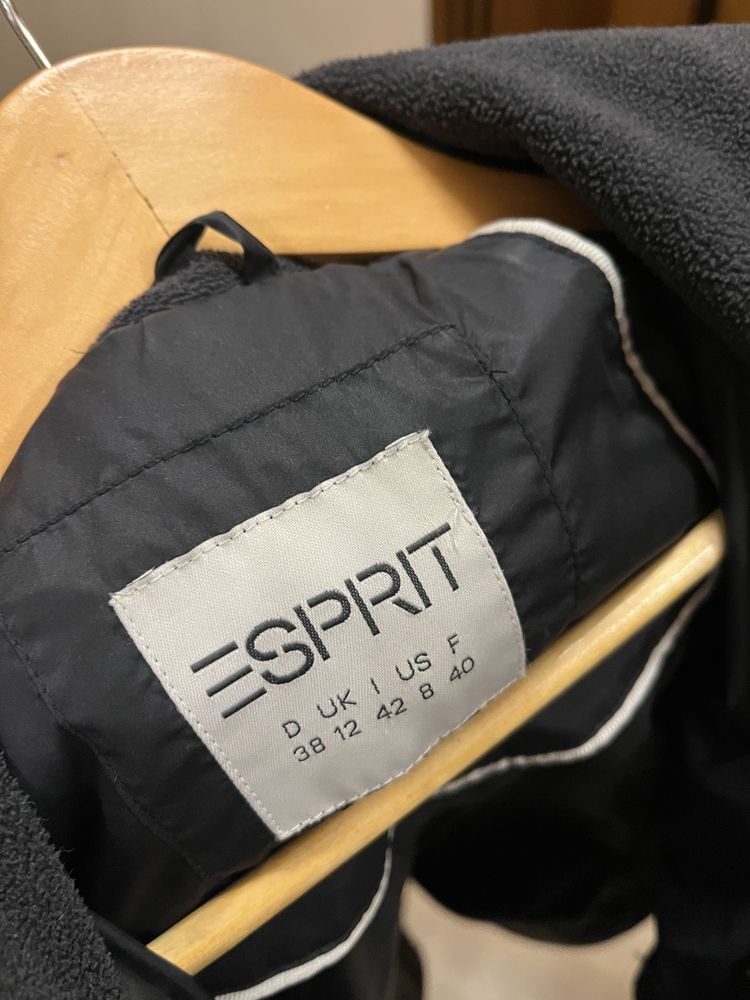 Vând geaca cu puf marca Esprit marimea S-M