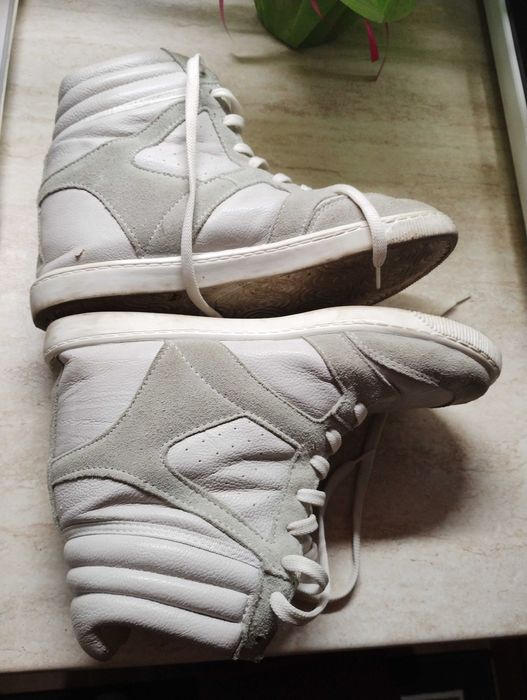 Продавам спорни обувки