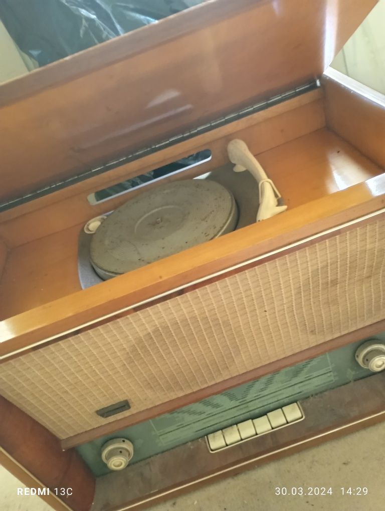 Radio vechi cu picup si discuri