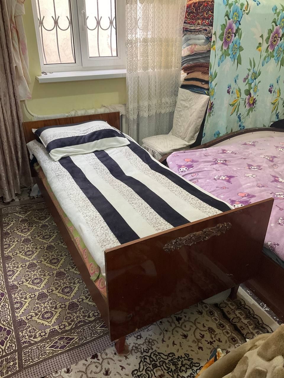 Кровать, в нормальном состоянии.