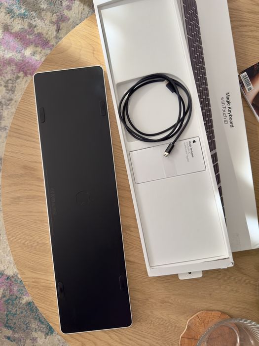 Tastatura Apple Magic cu Touch ID + numeric pad, neagra, wireless