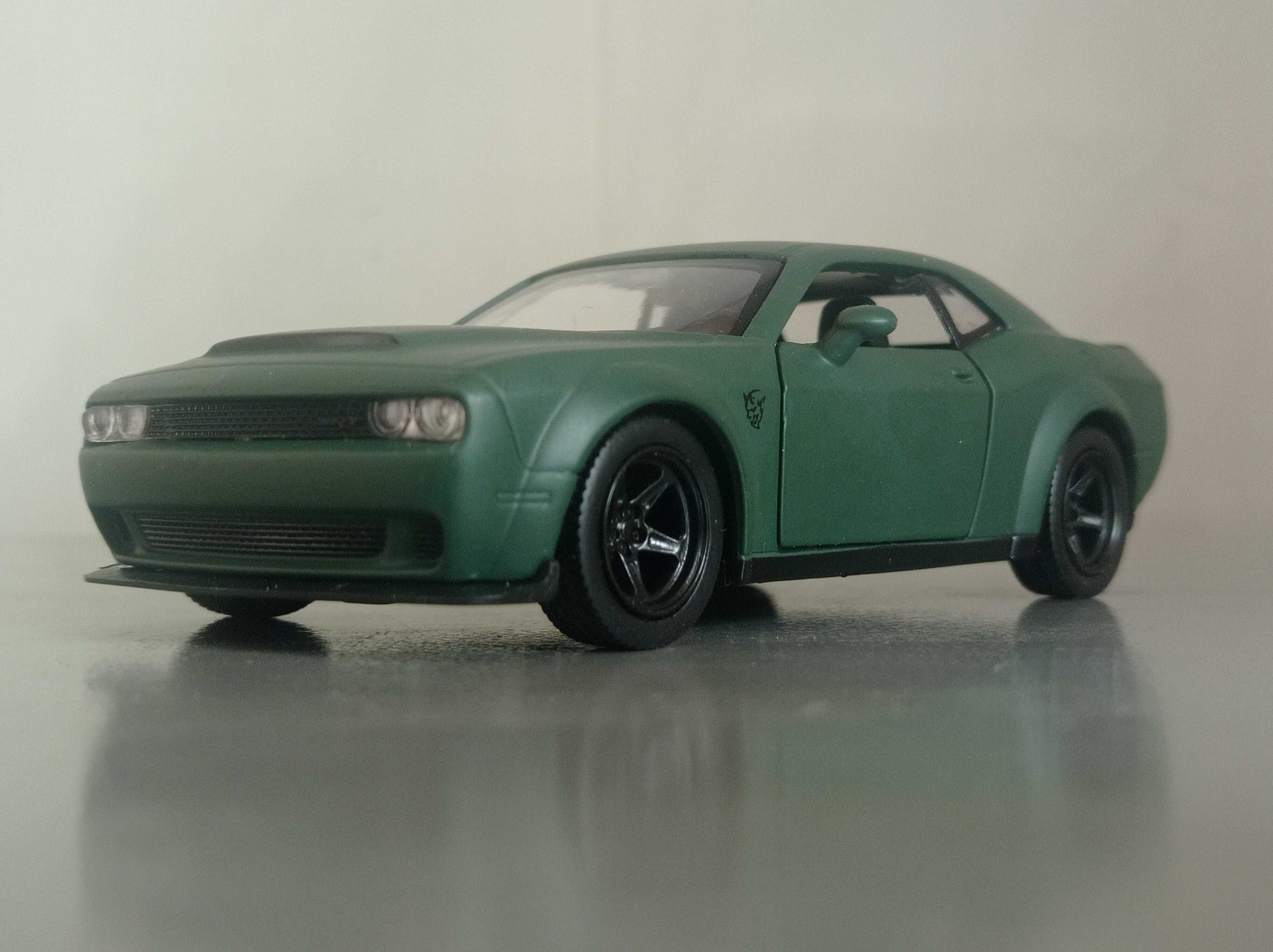 Коллекционная модель Dodge Challenger, масштаб 1:36