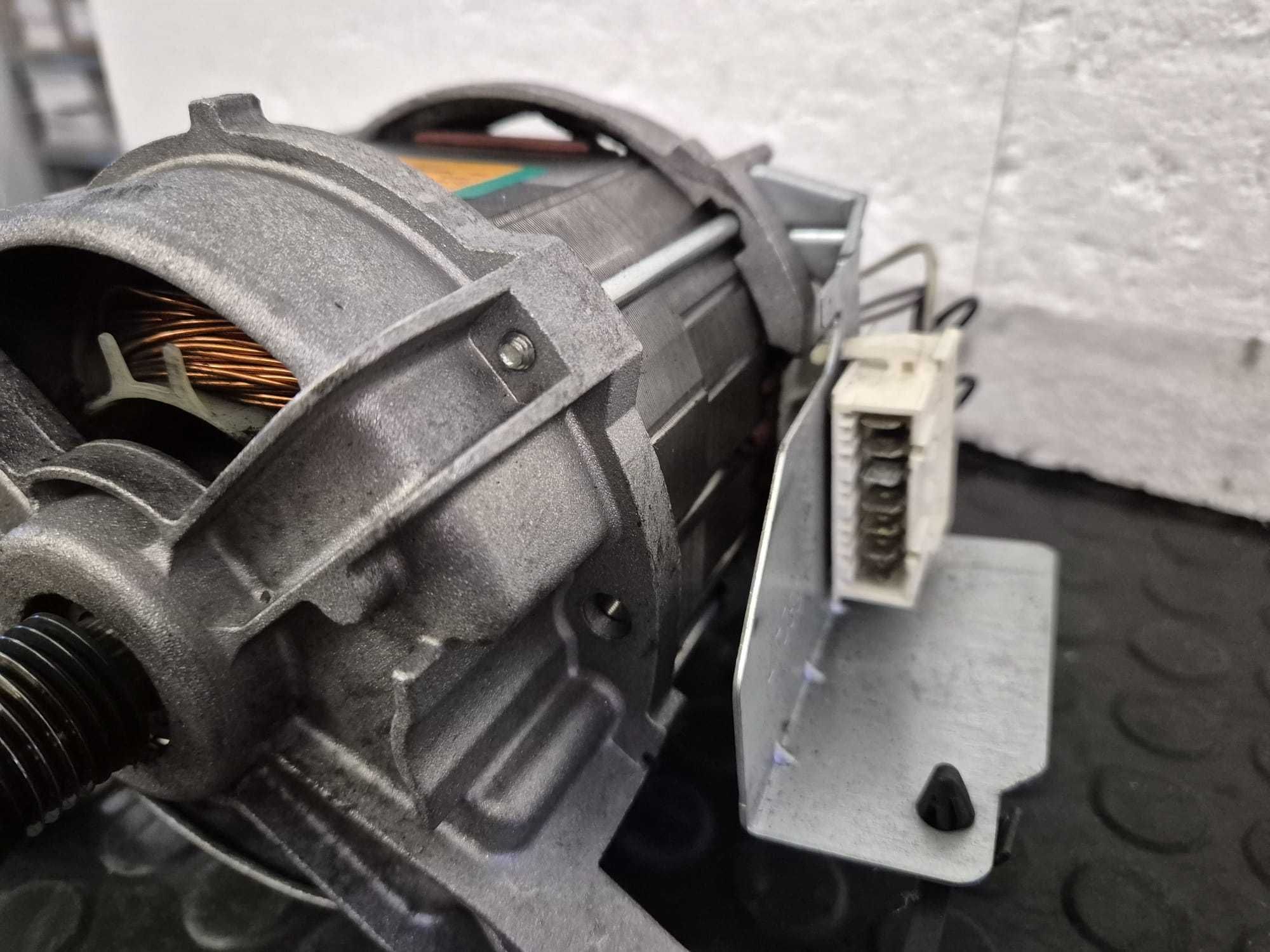 Motor masina de spalat Whirlpool 7 pini ACC UOZ112 cod / R34