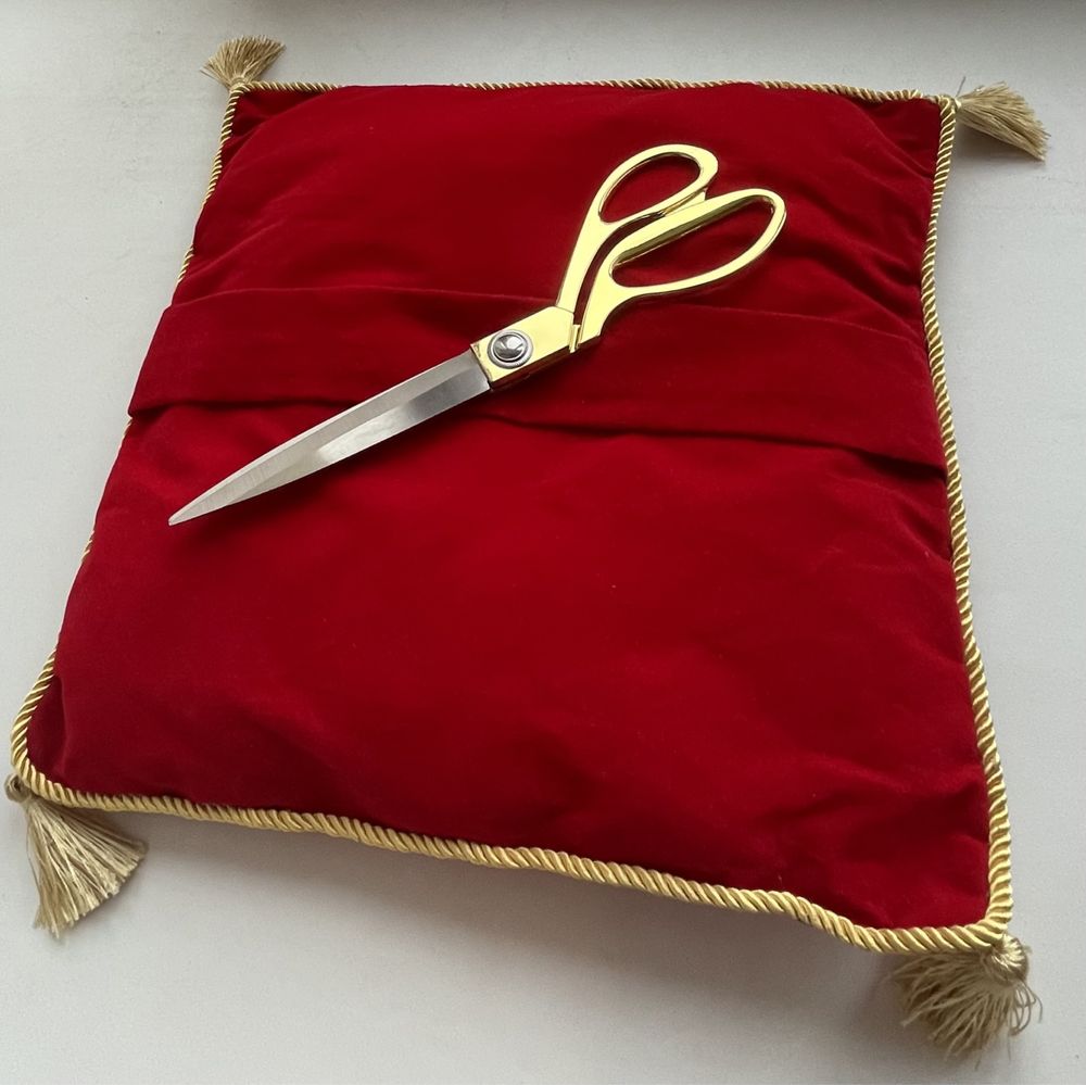 Красная подушка и золотые ножницы, красная лента