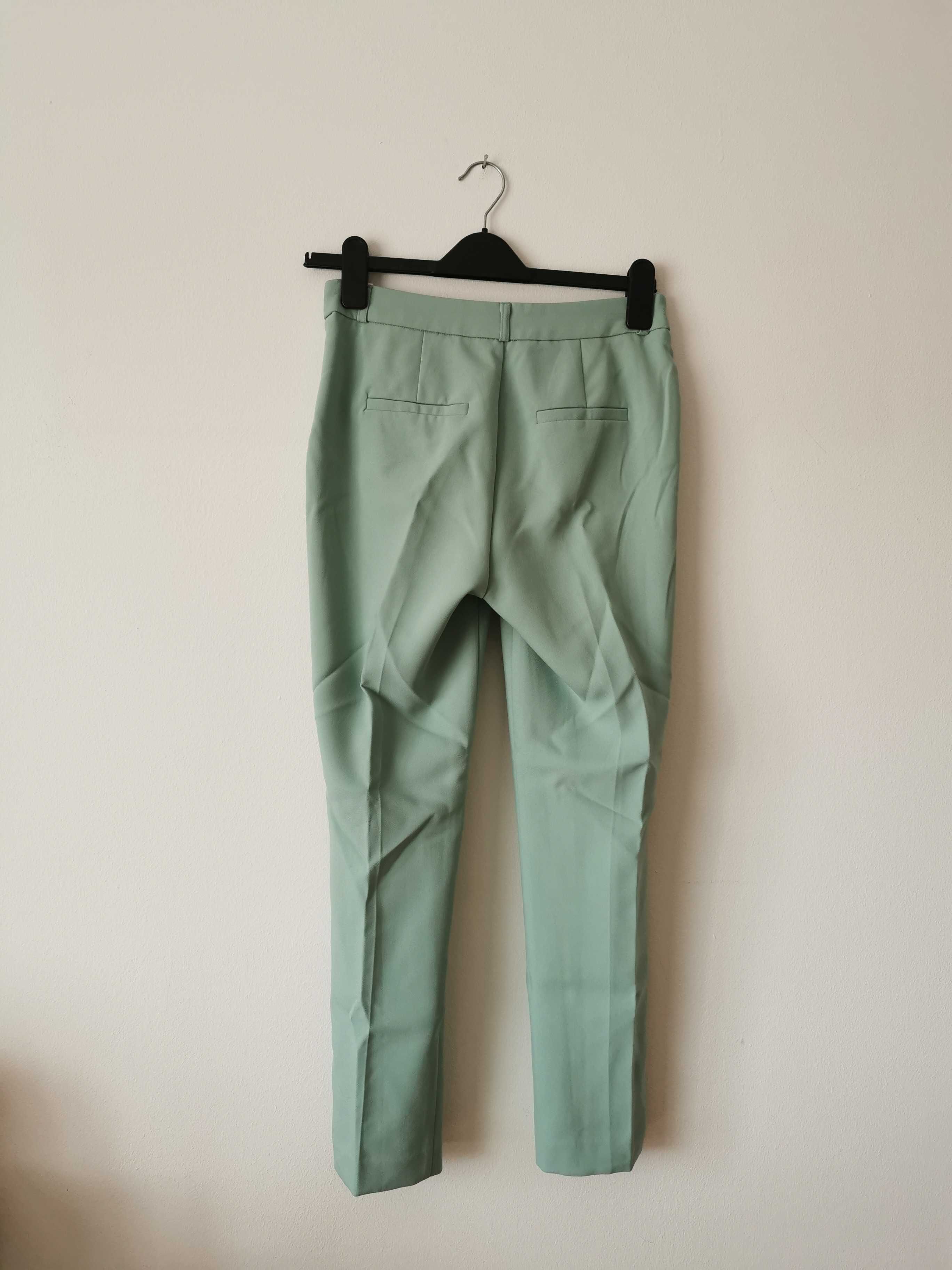 Pantaloni bleu Stradivarius