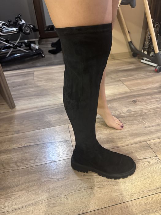 Велурени черни чизми