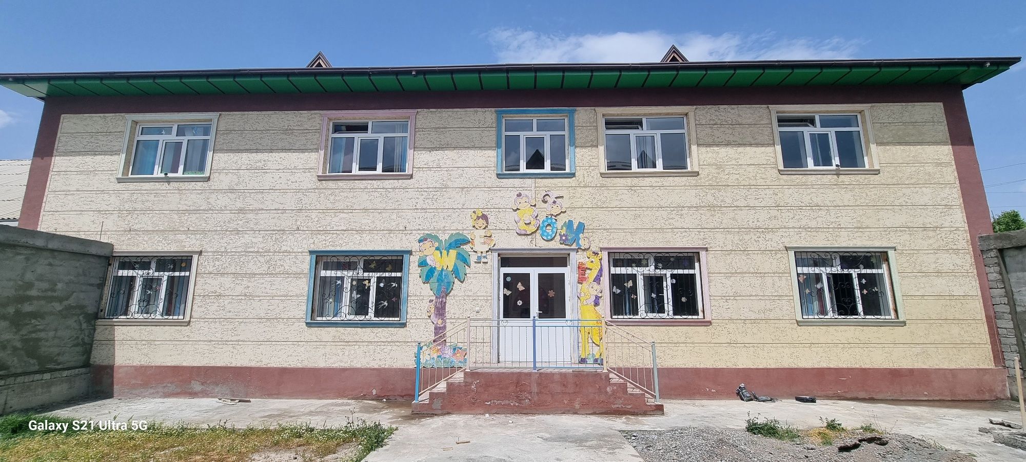 Уй сотилади (богча сифатида фойдаланиш учун курилган).