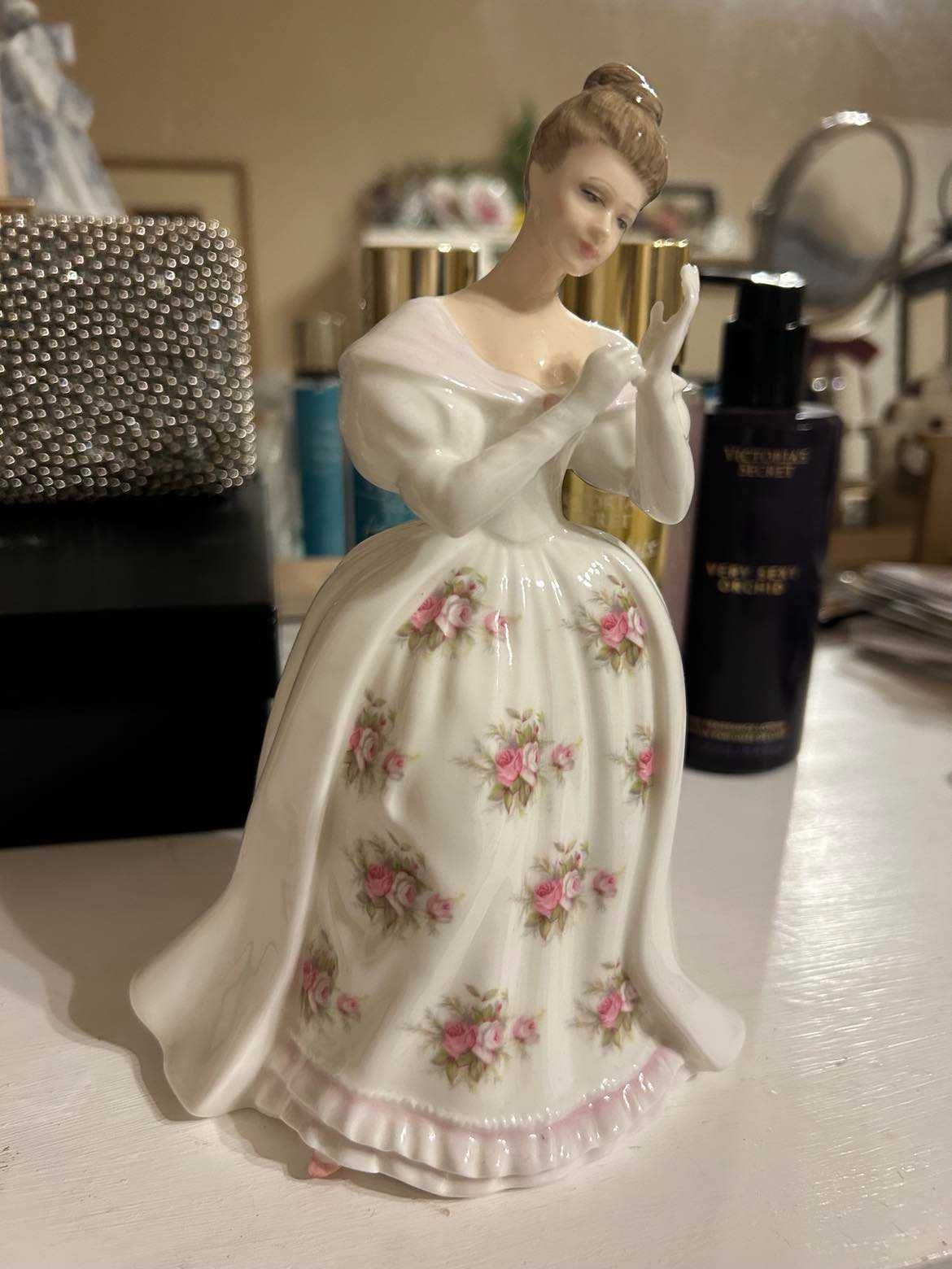 Порцеланова фигура на  ROYAL DOULTON - SUMMER ROSE