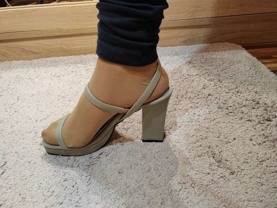 Sandale cu toc patrat înalt