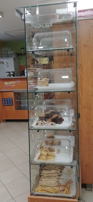 Стъклена витрина без рамка