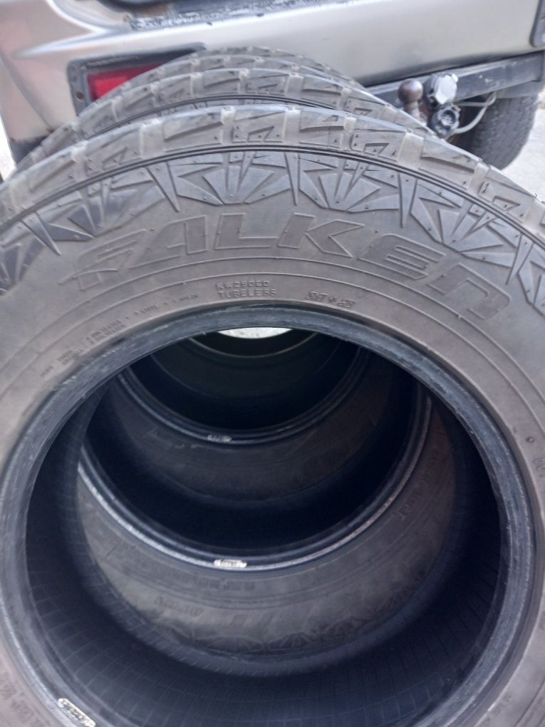 Продавам много запазени  гуми Falken 235/70/16