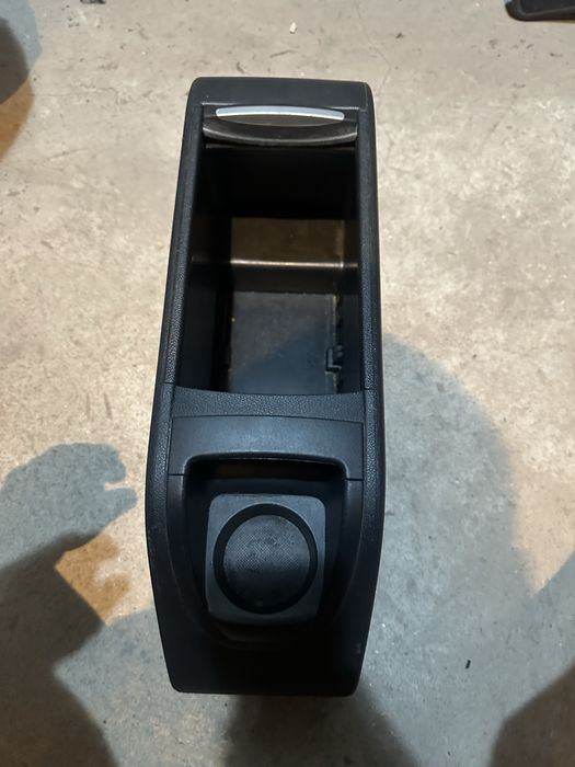 Подлакътник с отделение за съхранение /