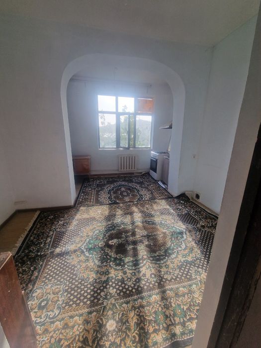 1 xonalik katta kvadratli uy sotiladi