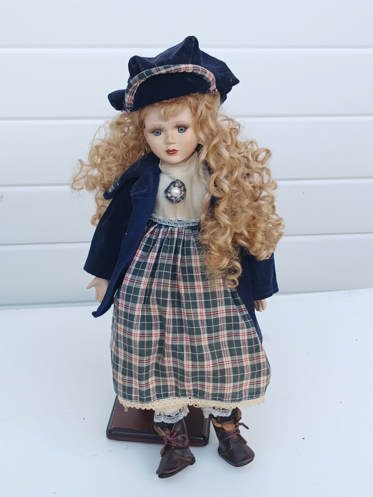 Стилна ретро порцеланова кукла с красиви букли