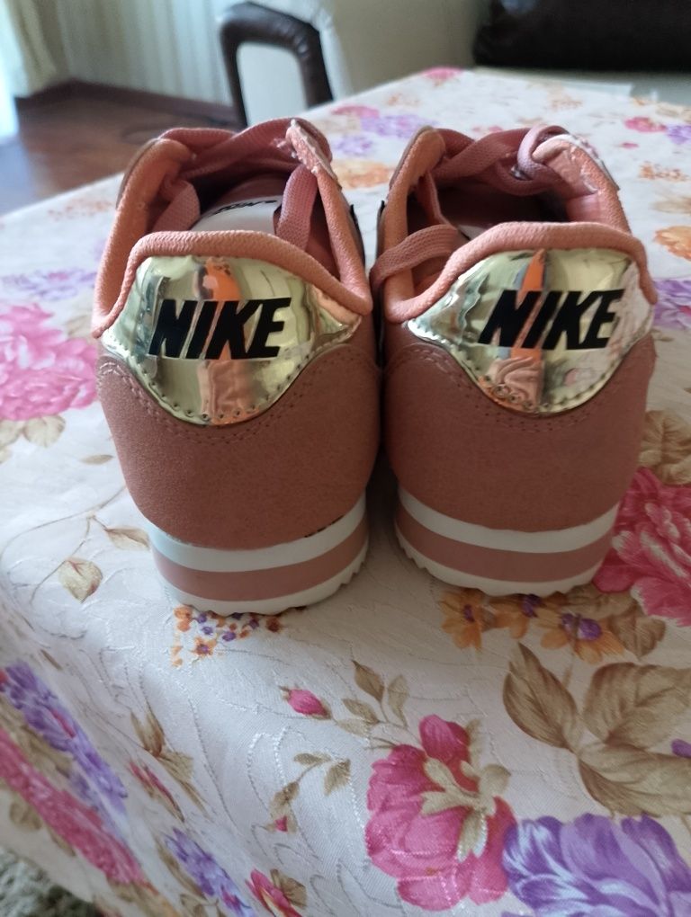 Дамски маратонки Nike.