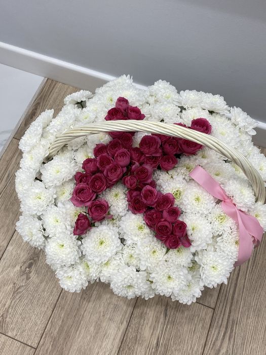 Большая корзина цветов, буква К