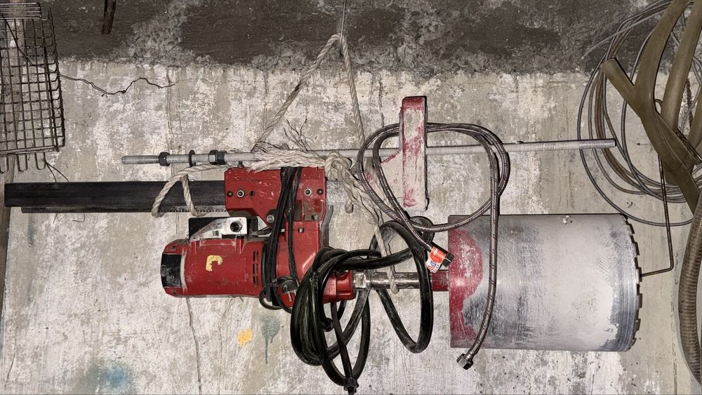 Бетон тескіш бентонға арналған жұмыс жасап тур