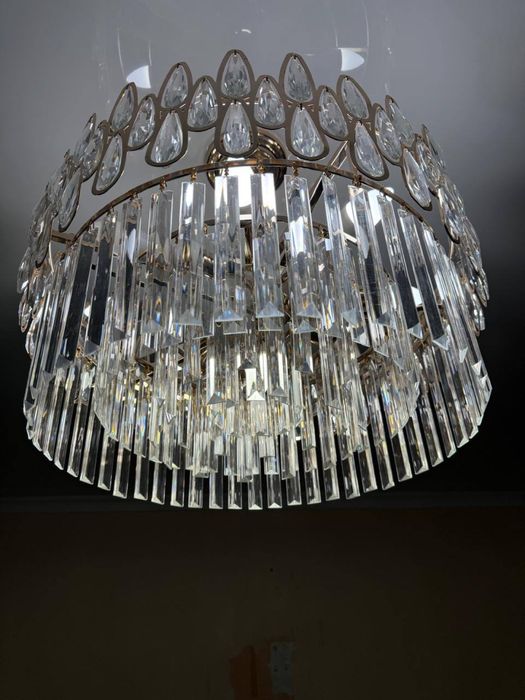 Продается люстра для зала, гостиной комнаты