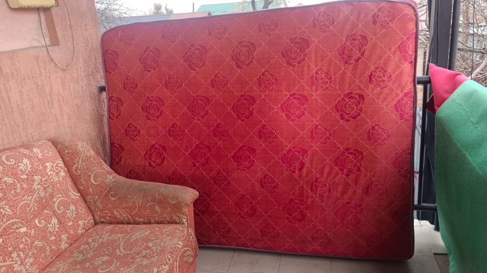 Матрас 200*160 состояние среднее 2000