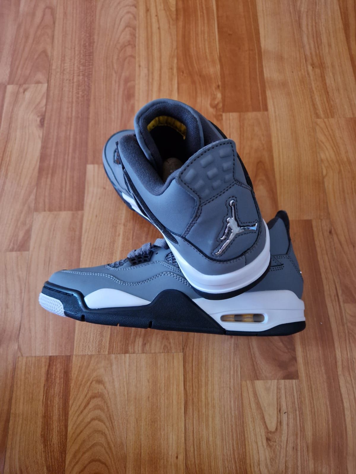 Adidași Jordan retro patru