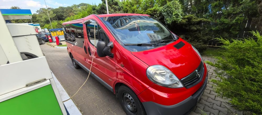 Persoană fizica ,unic proretar,vând Opel vivaro din 2011 ,e 5 ,ac, 8+1