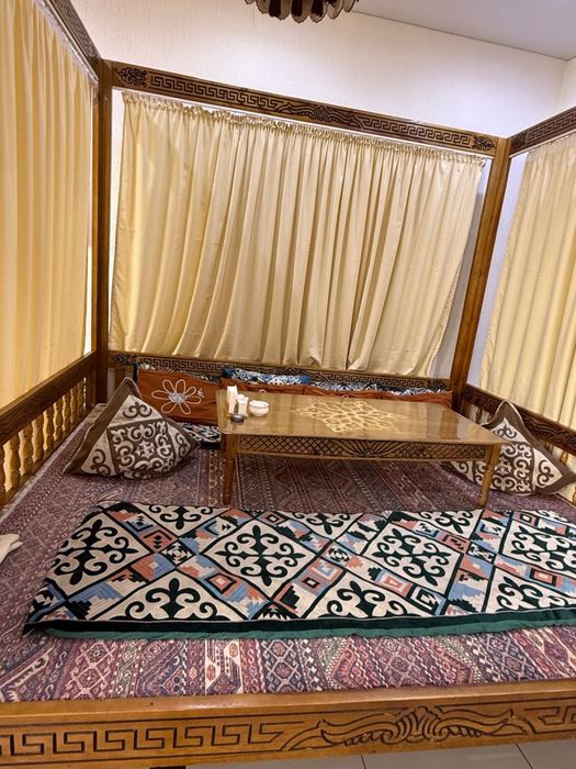 Продам тапчан из дерево, размером 3.5*3,5. Со всеми (шторки стол,