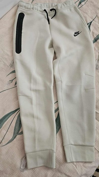 Оригинално ново детско долнище Nike Tech Fleece