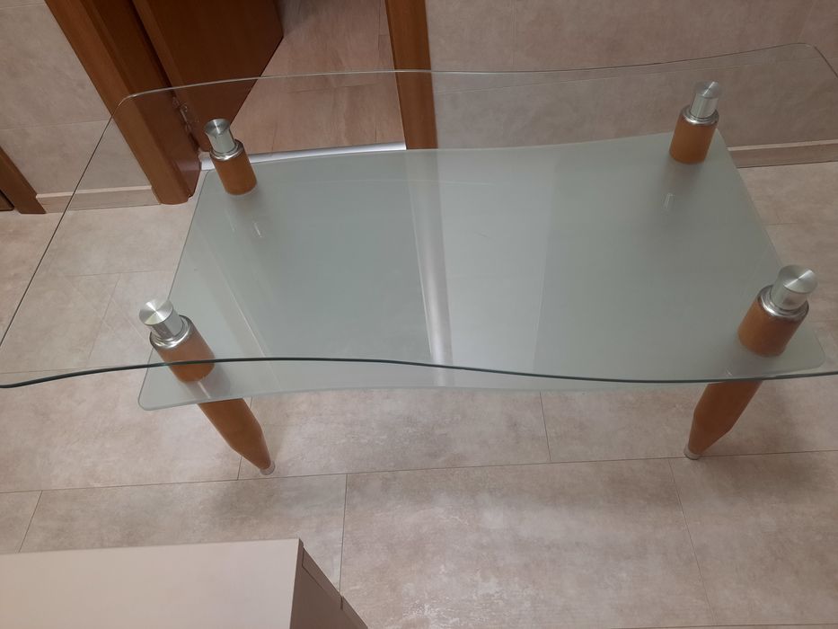 Холна маса, добро състояние ,стъкло дървени крака