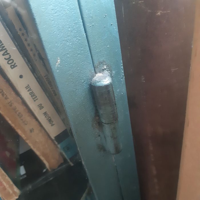 Dulap metalic vechi de farmacie cu sticla