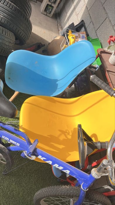 Стулья в хорошем состояний! 2 желтых и 1 голубого цвета!