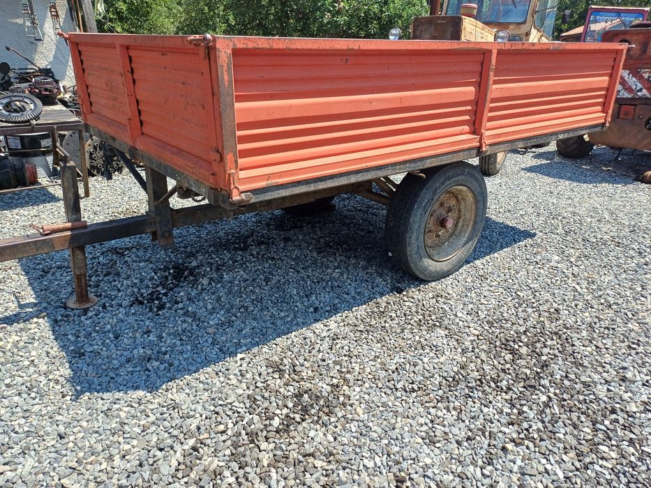 Remorca pe o axa basculabila