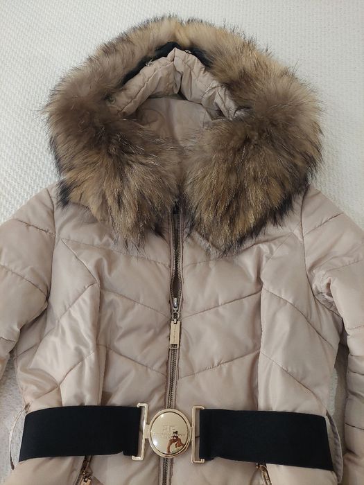 Страхотно яке ! Много практично и удобно ,защото може да се носи  късо