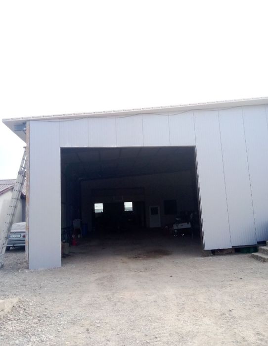 Vând hală metalică de pe stoc 9 m lățime cu 20 lungime cu tot cu monta
