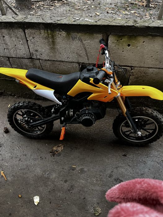 Vand motocicleta copii necesita cateva reparatii bujii