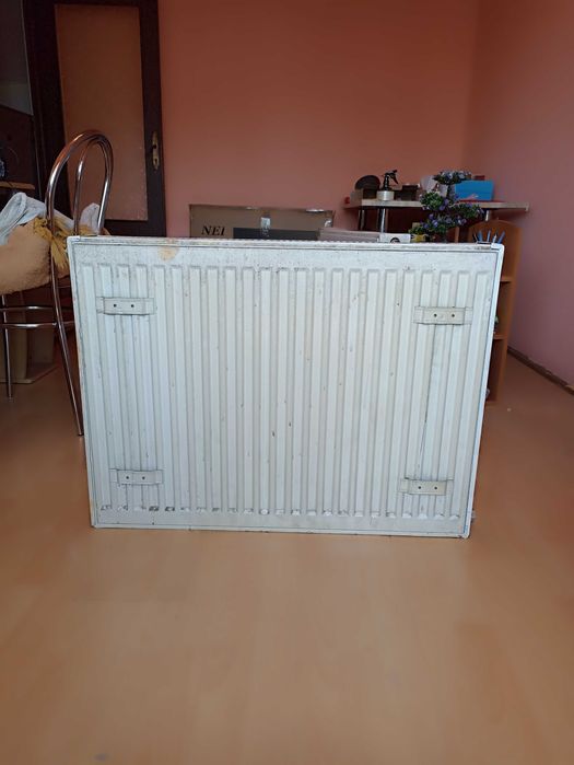 Vând radiator panou din oțel, în stare funcțională bună