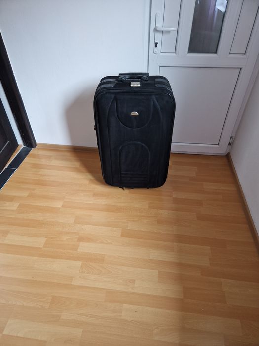 Vând troleu pentru călătorii