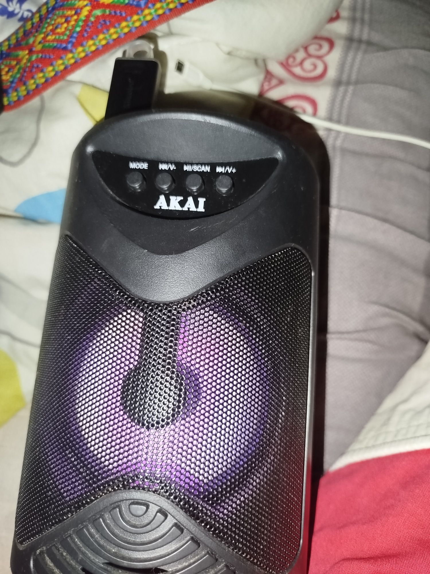 Boxa Akai Bt , 5w, stare excelentă , estetic și funcțional, cu lumini