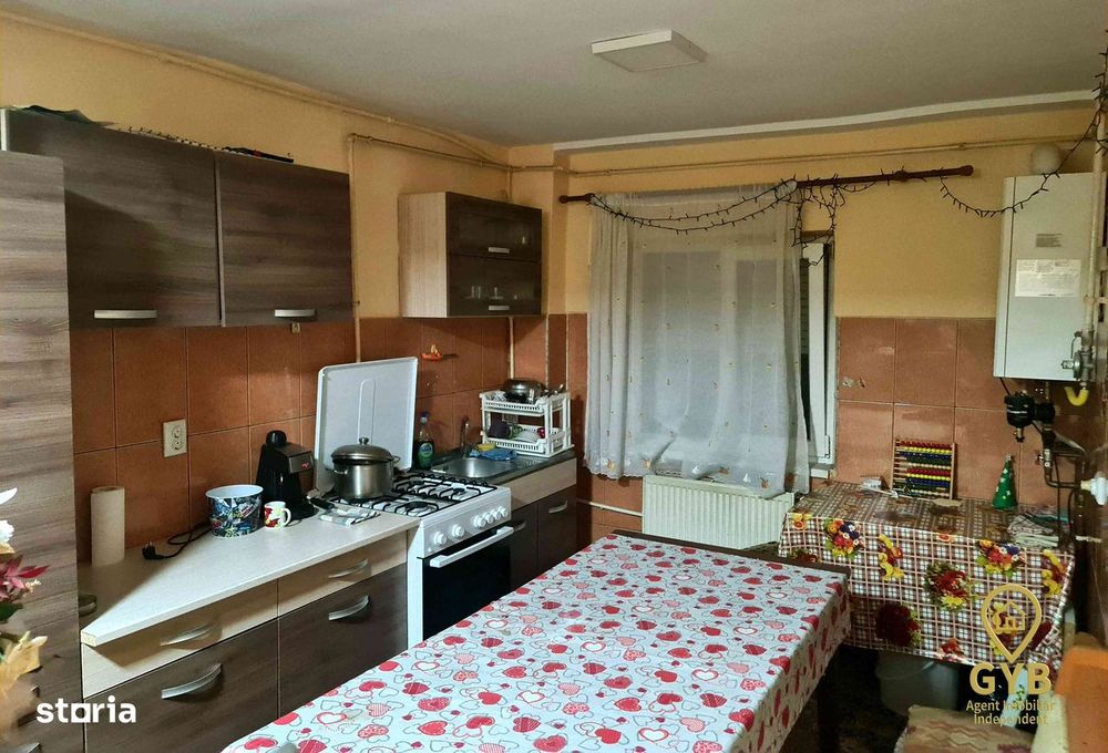 Apartament spatios cu 4 camere, zona Penny,  Marghita