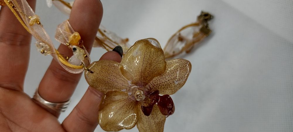 Колие с естествен цвят на орхидея.  Дължината е максимално 30 см