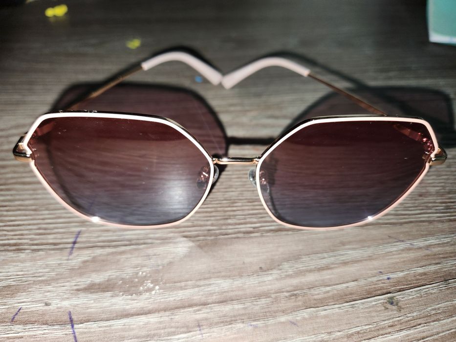 Продаю солнцезащитные женские очки