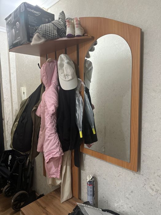 продаю прихожую и тумбочку