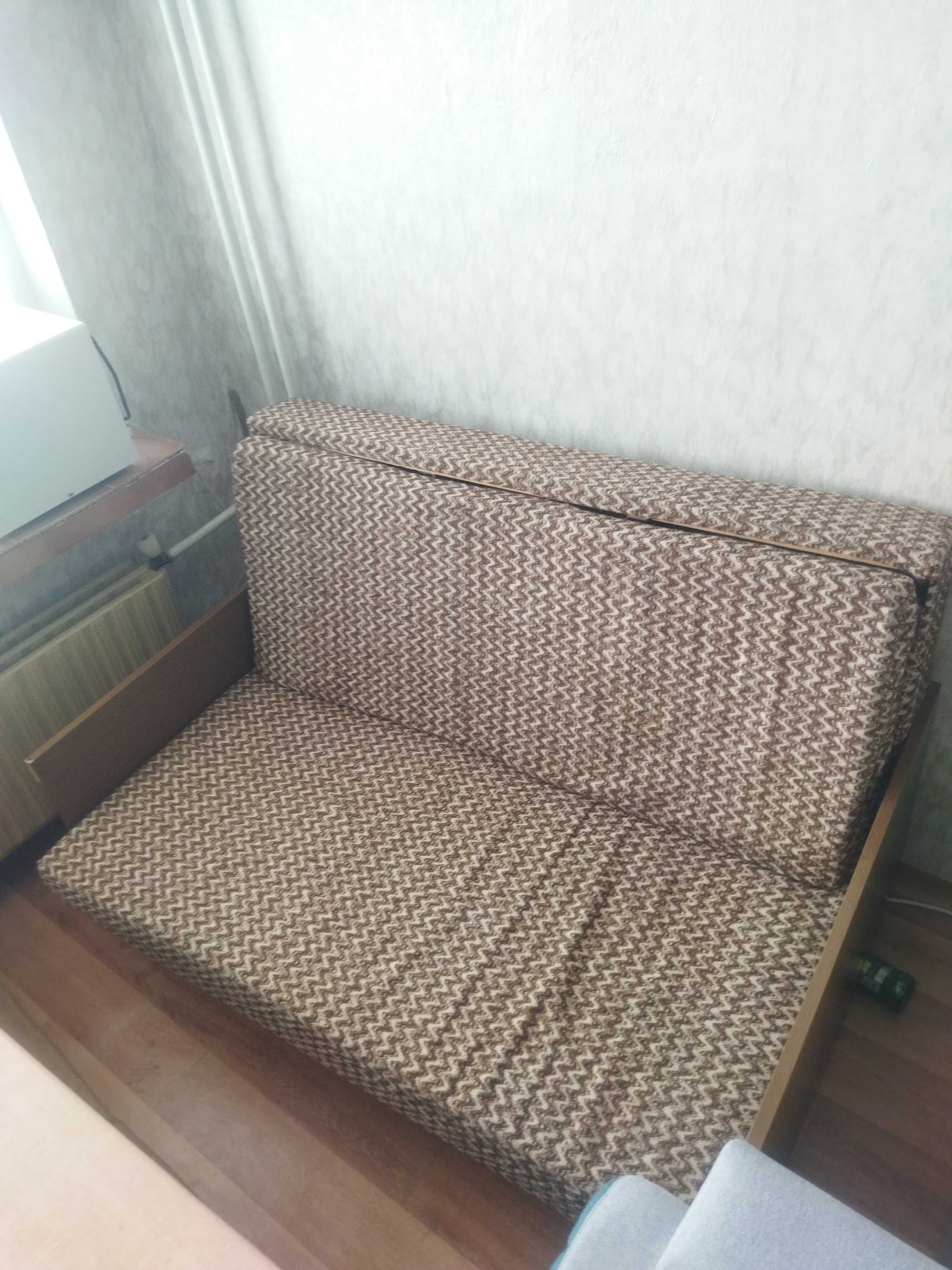 Компактен малък диван с функция сън