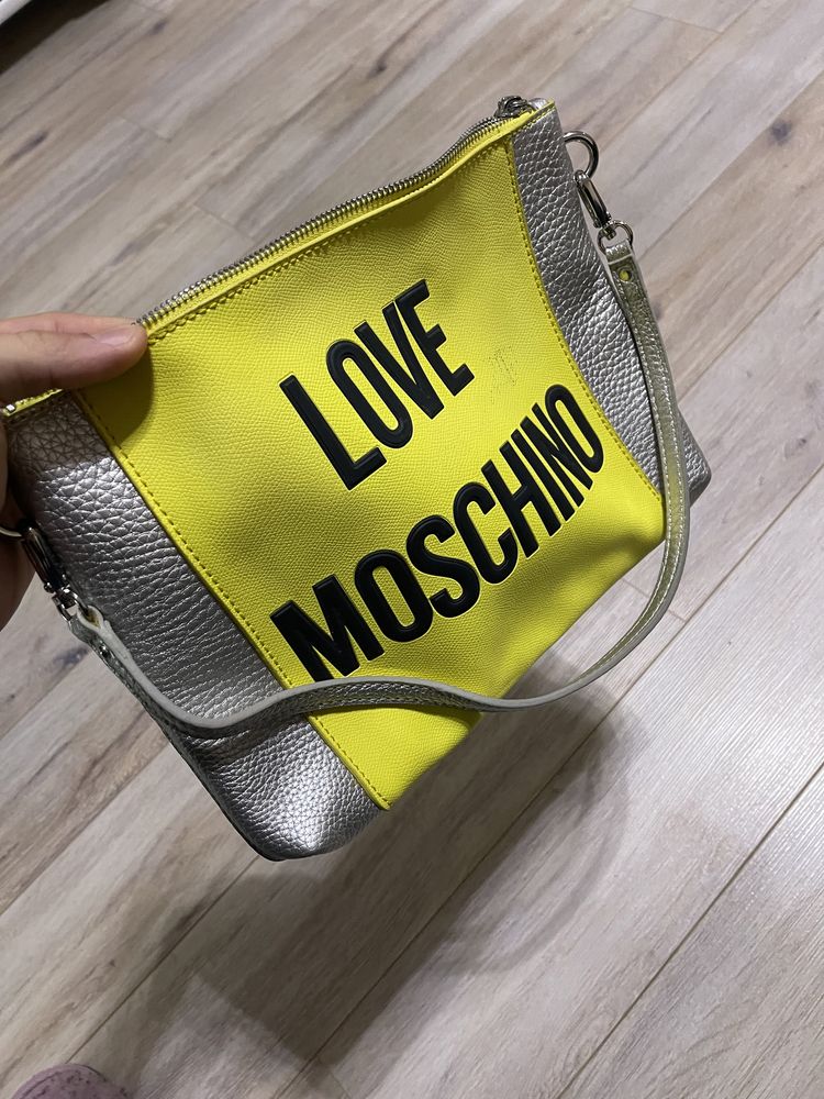 Vând geantă Love Moschino