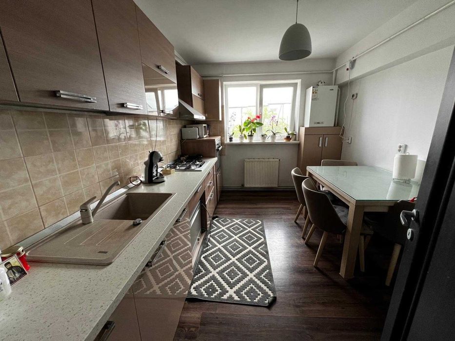 Vand apartament 3 camere zona centrala (langa Policlinica veche)