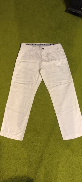 Мужские белые, лёгкие брюки.