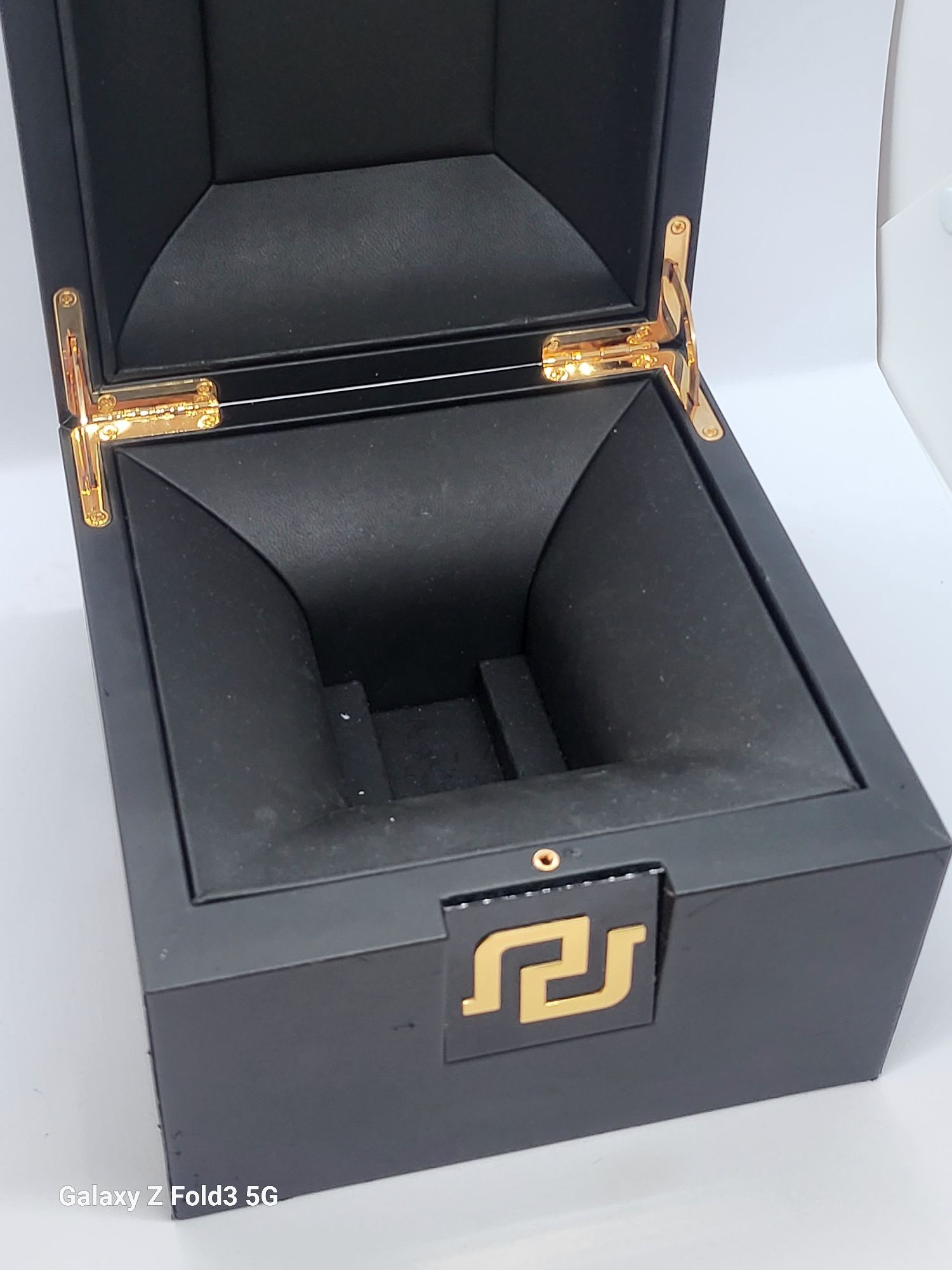 Rojer Dubuis оригинална кутия за часовник